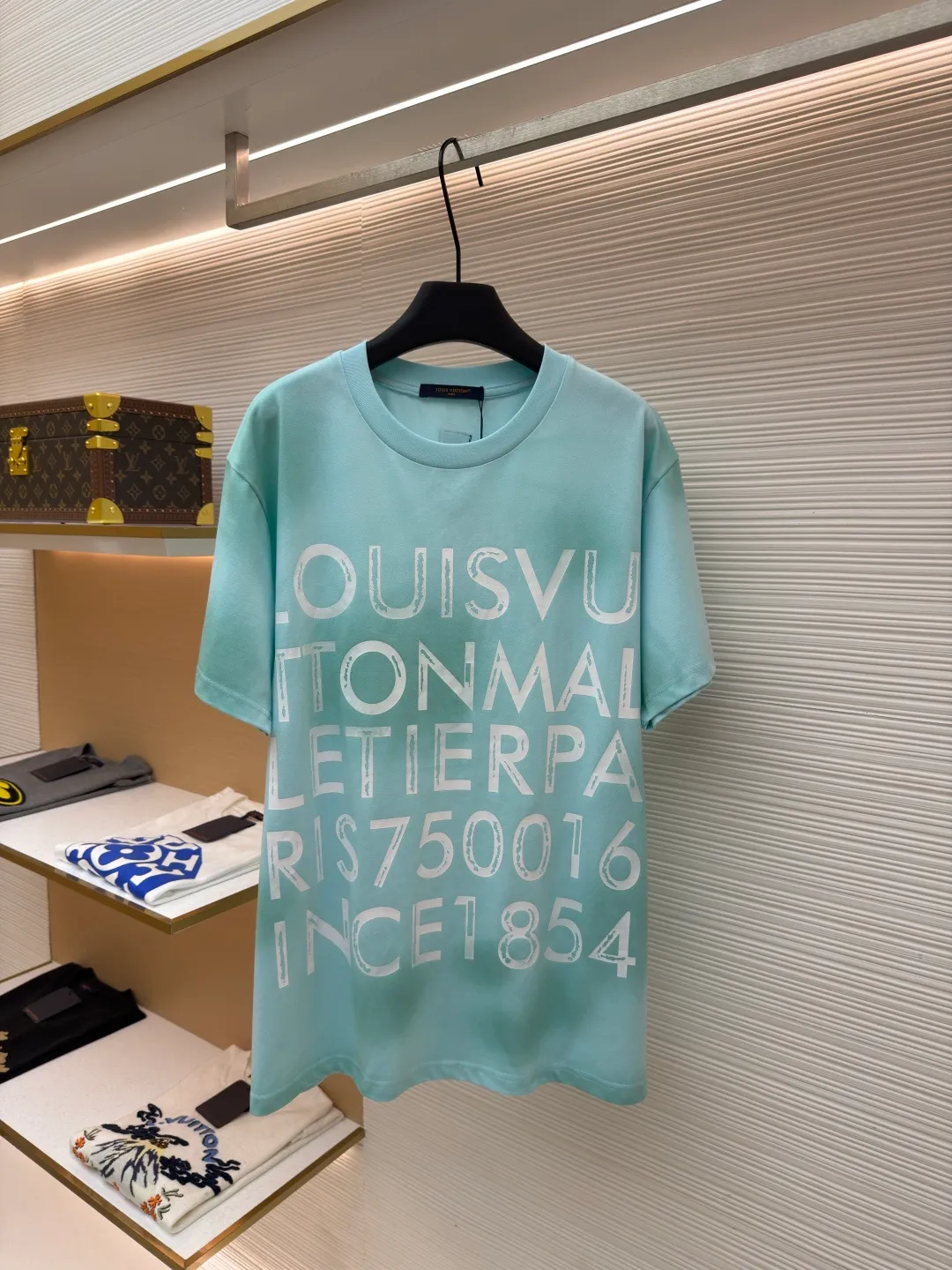 LOUIS VUITTON tie-dye printed cotton T-shirt ●Original version: Purchased and developed for 8500 ●Item number: 1682282-A15 ●Fabric: cotton fabric ●Technology: tie-dye printing production ●Color: blue ●Version: fitted version ●Weight: about 300 grams ●Size: S-M-L-XL ●Description: This Louis Vuitton letter-printed short-sleeved T-shirt is made of high-count combed cotton fabric. It has been treated with pre-washing water to achieve a soft and skin-friendly touch while avoiding shrinkage and deformation after wearing. The body of the shirt has a fresh mint green tone. The color is dyed through an environmentally friendly reactive dyeing process. It has high color fastness and is not easy to fade after being washed for a long time. The front letter printing uses imported glue screen printing technology and is completed in multiple overprints. The edges of the fonts are clear and textured, forming a natural concave and convex contrast with the fabric. The body is cut into a loose off-shoulder version, and the shoulder seams are embedded with a clipping process. The lines are smooth and have no irritation on the skin. The neckline is equipped with a double-needle ribbed hemming design, which is durable and not easy to loosen. Every stitch strictly follows the brand's craftsmanship standards. The details highlight the rigor and sophistication of luxury product production. The brand's classic logo and modern craftsmanship are integrated to create a ready-to-wear effect with both texture and design. The overall wiring is straight and delicate, the fabric is comfortable and soft, and the color is consistent without color difference. It can be matched with the same style to create a fashionable look and control various occasions. Customized accessories, complete with three standards, same style for men and women!
